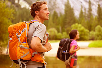 imagem de casal com mochilas de viagem